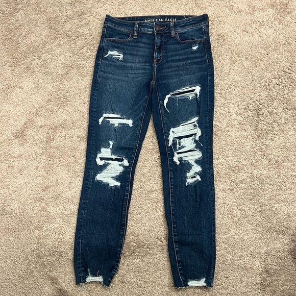 Woman’s distressed jeans - Picture 1 of 6